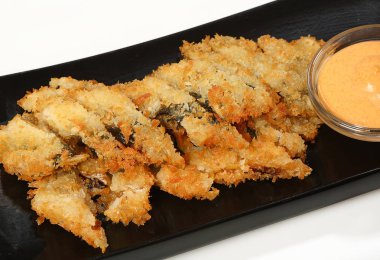 Kara tahta üzerinde baharat soslu çıtır yılan balığı cips.