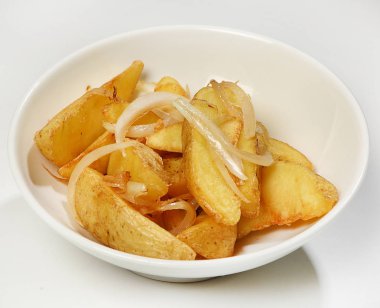 Patates garnitür dilim soğan ile yakın çekim.