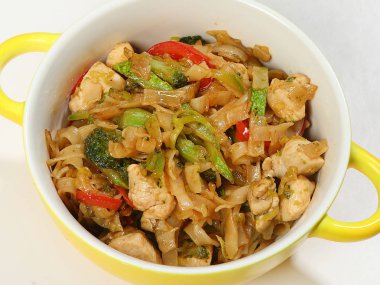 Pad Tai - tavuk, brokoli, kabak, tatlı biber ile Pirinç Noodle noodle ve keçe Tay sos.