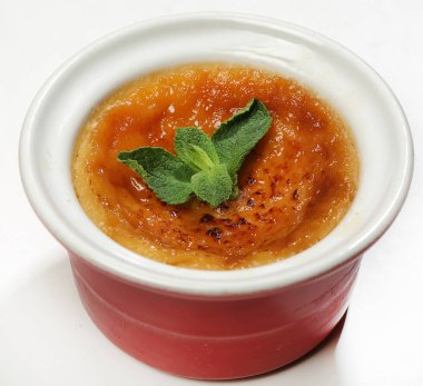 Nane ile dekore edilmiş Creme brule-a hassas kremalı tatlı yaprakları, yakın çekim