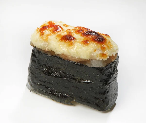 Pieczone Sushi Sosem Serowym Zbliżenie Białe Tło — Zdjęcie stockowe
