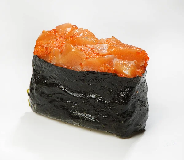 Gunkan-suşi nori somon ve tobiko, yakın çekim, beyaz arka plan ile.