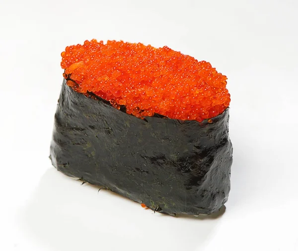 Gunkan-suşi nori havyar uçan balık, yakın çekim, beyaz arka plan ile.