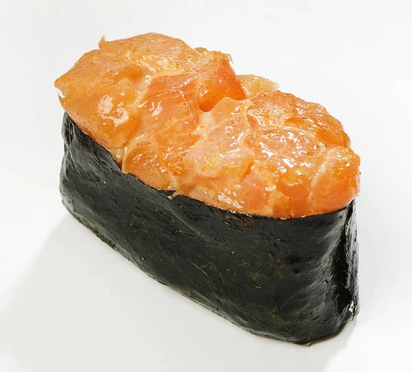 Baharat-suşi (baharat somon), kapatmak - yukarıya, beyaz arka plan.