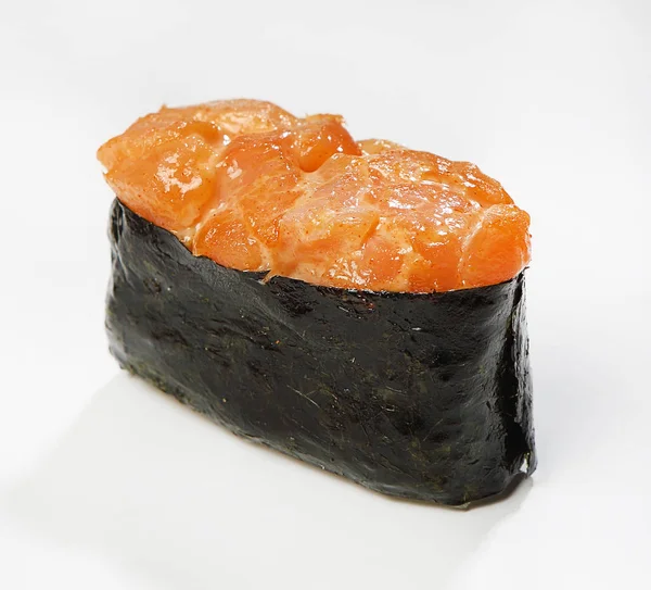 Baharat-suşi (baharat somon), kapatmak - yukarıya, beyaz arka plan.