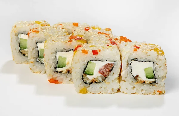 Rulo (yılan balığı, salatalık, domates, dolmalık biber, Philadelphia peynir, susam).