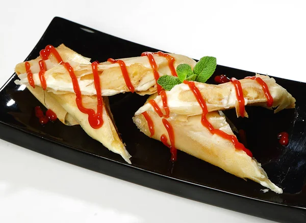 Tatlı rulolar (muz, Philadelphia peynir, çilek reçeli).