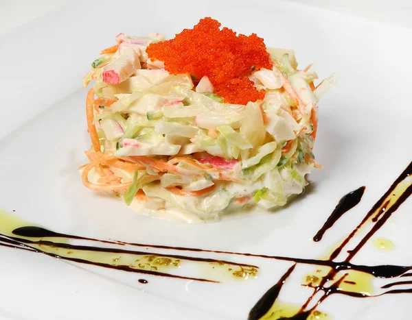 Yengeç eti (Yengeç eti, buzdağı salatası, havuç, salatalık, ananas, tobiko, beyaz sos ile salata).