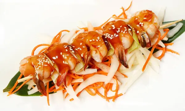 kaplan karides ve pırasa, şiş üzerinde mini Kebap hizmet Beijing lahana, havuç ve susam Teriyaki soslu.