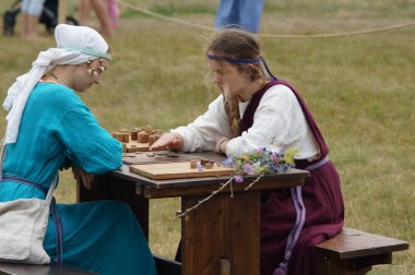 Rusya, Kaluga Region, Dzerzhinsky District, Dvortsy - 14 Temmuz 2018: 1480 askeri operasyonları yeniden inşası. Kızlar masa oyunları oynamak.