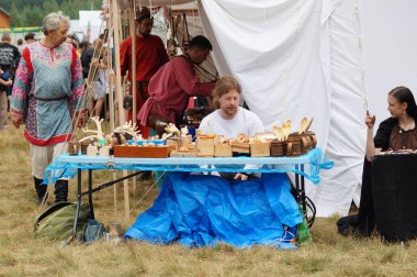 Rusya, Kaluga Region, Dzerzhinsky District, Dvortsy - 14 Temmuz 2018: 1480 askeri operasyonları yeniden inşası. El yapımı Ürünleri Fuarı