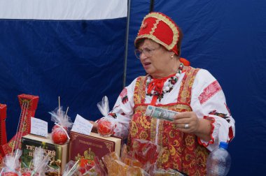 Rusya, Kaluga Region, Dzerzhinsky District, Dvortsy - 14 Temmuz 2018: 1480 askeri operasyonları yeniden inşası. Satıcı tatlılar geleneksel Rus el para ile elbise