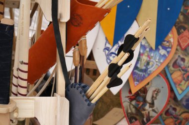 Rusya, Kaluga Region, Dzerzhinsky District, Dvortsy - 14 Temmuz 2018: 1480 askeri operasyonları yeniden inşası. Çocuk oyuncak - ahşap oklar bir titreme