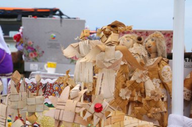 Rusya, Kaluga Region, Dzerzhinsky District, Dvortsy - 14 Temmuz 2018: 1480 askeri operasyonları yeniden inşası. Huş kabuğu gelen el sanatları