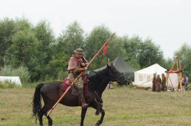 Rusya, Kaluga Region, Dzerzhinsky District, Dvortsy - 14 Temmuz 2018: 1480 askeri operasyonları yeniden inşası. Silah ile ata biniciler