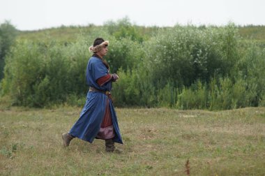 Rusya, Kaluga Region, Dzerzhinsky District, Dvortsy - 14 Temmuz 2018: 1480 askeri operasyonları yeniden inşası. Savaşçı Moğol-Tatar giysili