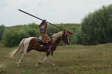 Rusya, Kaluga Region, Dzerzhinsky District, Dvortsy - 14 Temmuz 2018: 1480 askeri operasyonları yeniden inşası. Silah ile ata biniciler