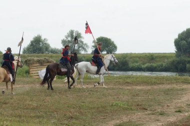 Rusya, Kaluga Region, Dzerzhinsky District, Dvortsy - 14 Temmuz 2018: 1480 askeri operasyonları yeniden inşası. Silah ile ata biniciler