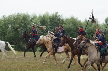 Rusya, Kaluga Region, Dzerzhinsky District, Dvortsy - 14 Temmuz 2018: 1480 askeri operasyonları yeniden inşası. Silah ile ata biniciler