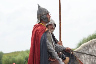 Rusya, Kaluga Region, Dzerzhinsky District, Dvortsy - 14 Temmuz 2018: 1480 askeri operasyonları yeniden inşası. Silah ile ata biniciler