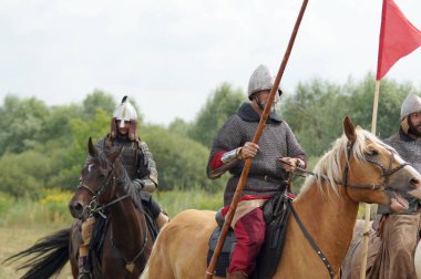 Rusya, Kaluga Region, Dzerzhinsky District, Dvortsy - 14 Temmuz 2018: 1480 askeri operasyonları yeniden inşası. Silah ile ata biniciler