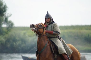 Rusya, Kaluga Region, Dzerzhinsky District, Dvortsy - 14 Temmuz 2018: 1480 askeri operasyonları yeniden inşası. Silah ile ata biniciler