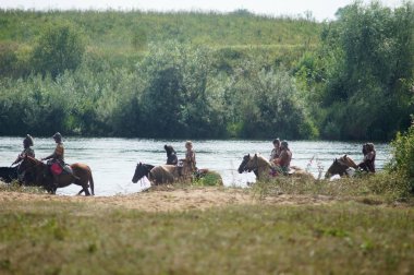 Rusya, Kaluga Region, Dzerzhinsky District, Dvortsy - 14 Temmuz 2018: 1480 askeri operasyonları yeniden inşası. Silah ile ata biniciler