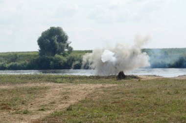 Rusya, Kaluga Region, Dzerzhinsky District, Dvortsy - 14 Temmuz 2018: 1480 askeri operasyonları yeniden inşası. Patlama savaş