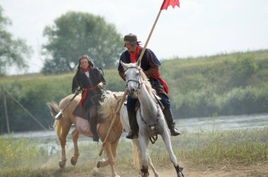 Rusya, Kaluga Region, Dzerzhinsky District, Dvortsy - 14 Temmuz 2018: 1480 askeri operasyonları yeniden inşası. Silah ile ata biniciler