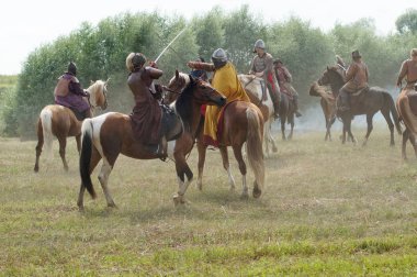 Rusya, Kaluga Region, Dzerzhinsky District, Dvortsy - 14 Temmuz 2018: 1480 askeri operasyonları yeniden inşası. Silah ile ata biniciler