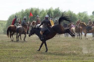 Rusya, Kaluga Region, Dzerzhinsky District, Dvortsy - 14 Temmuz 2018: 1480 askeri operasyonları yeniden inşası. Silah ile ata biniciler