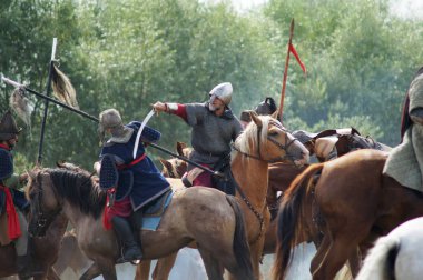 Rusya, Kaluga Region, Dzerzhinsky District, Dvortsy - 14 Temmuz 2018: 1480 askeri operasyonları yeniden inşası. Silah ile ata biniciler