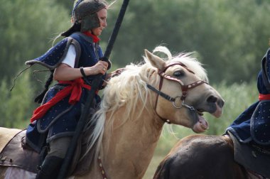 Rusya, Kaluga Region, Dzerzhinsky District, Dvortsy - 14 Temmuz 2018: 1480 askeri operasyonları yeniden inşası. Silah ile ata biniciler