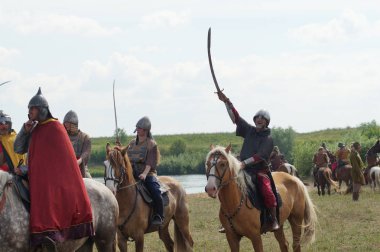 Rusya, Kaluga Region, Dzerzhinsky District, Dvortsy - 14 Temmuz 2018: 1480 askeri operasyonları yeniden inşası. Silah ile ata biniciler