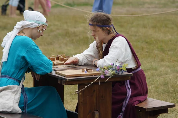 Rusya, Kaluga Region, Dzerzhinsky District, Dvortsy - 14 Temmuz 2018: 1480 askeri operasyonları yeniden inşası. Kızlar masa oyunları oynamak.