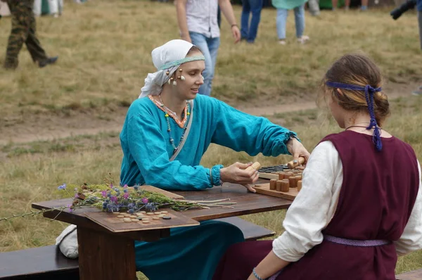 Rusya, Kaluga Region, Dzerzhinsky District, Dvortsy - 14 Temmuz 2018: 1480 askeri operasyonları yeniden inşası. Kızlar masa oyunları oynamak.