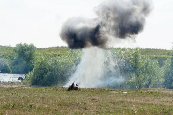 Rusya, Kaluga Region, Dzerzhinsky District, Dvortsy - 14 Temmuz 2018: 1480 askeri operasyonları yeniden inşası. Patlama savaş