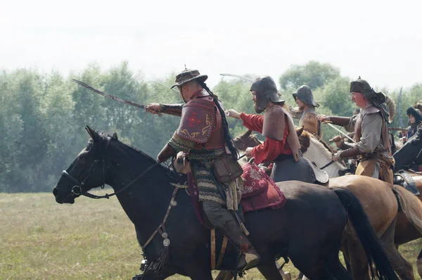 Rusya, Kaluga Region, Dzerzhinsky District, Dvortsy - 14 Temmuz 2018: 1480 askeri operasyonları yeniden inşası. Silah ile ata biniciler