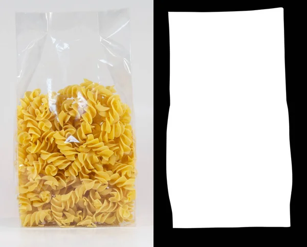 透明塑料面食袋 Fusilli 在白色背景 带阿尔法通道 — 图库照片