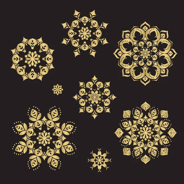 Mandalas de adorno étnico abstracto redondo color oro — Vector de stock