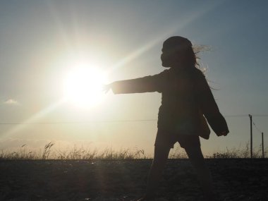 gün batımında sarı ceketli çekici kız