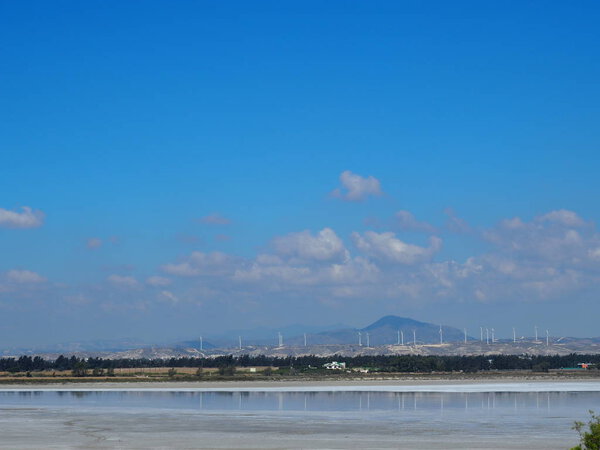 энергетические мельницы у соленого озера в жаркий день
