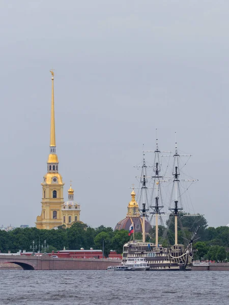 Петропавловская Крепость Парусник Воде — стоковое фото