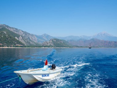 dağlara karşı deniz dalgaları tekne