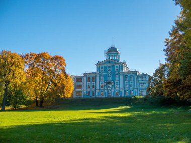 Sonbahar parkta bir tepede harika Mavi Saray