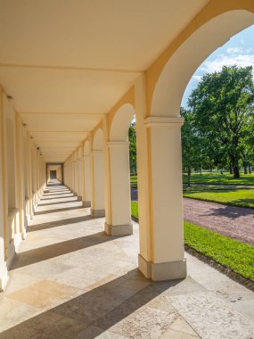 Güneşli bir yaz gününde Oranienbaum Park Sarayı kemerli koridor