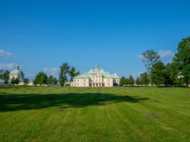 Güneşli bir yaz gününde Oranienbaum Park Sarayı