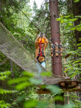 koruyucu giyim kız zemin üzerinde engel ders geçer