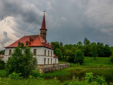 Güzel katedralin üzerinde fırtına öncesi karanlık gökyüzü. Karanlık bir yaz günü.