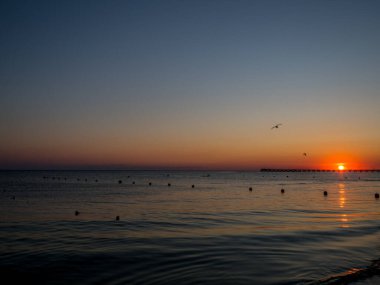 Güneş denizde batıyor. Güney sahilinde açık deniz günbatımı.